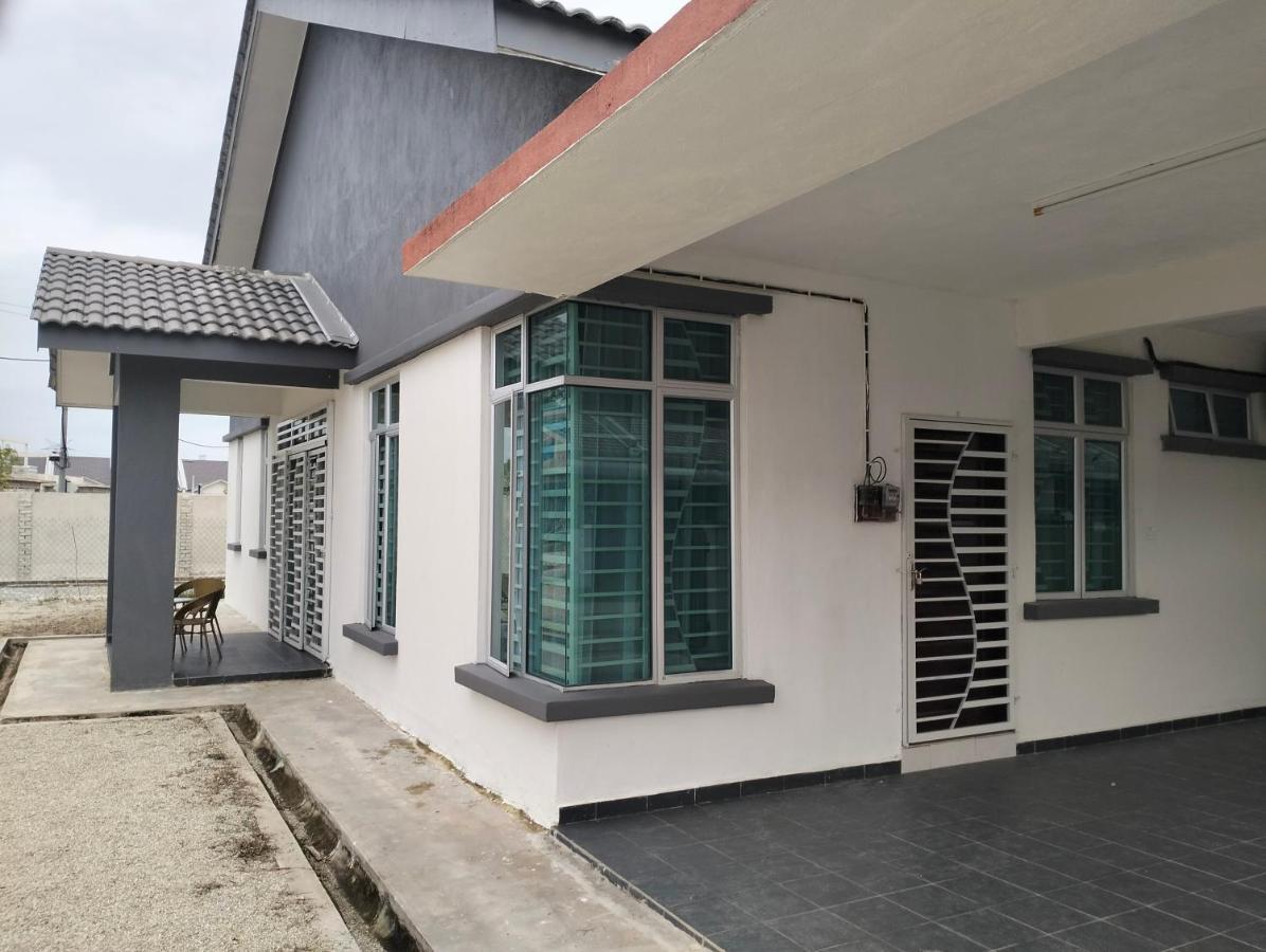 D'Sara Homestay Fully Furnished 3 Bedrooms All Aircond 2 Miles Centre Chukai Exterior photo